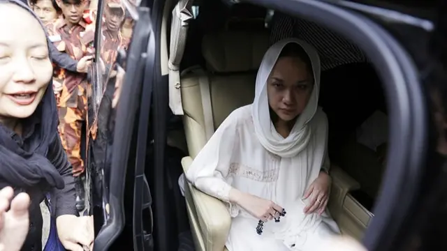 5 Momen Bunga Citra Lestari dan Noah Antarkan Mendiang Ashraf Sinclair Menuju Pemakaman