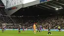 Wasit Andre Marriener yang melihat hal tersebut akhirnya memutuskan untuk menunda sementara lajunya pertandingan dan menyuruh pemain masuk ke ruang ganti. (AFP/Paul Ellis)