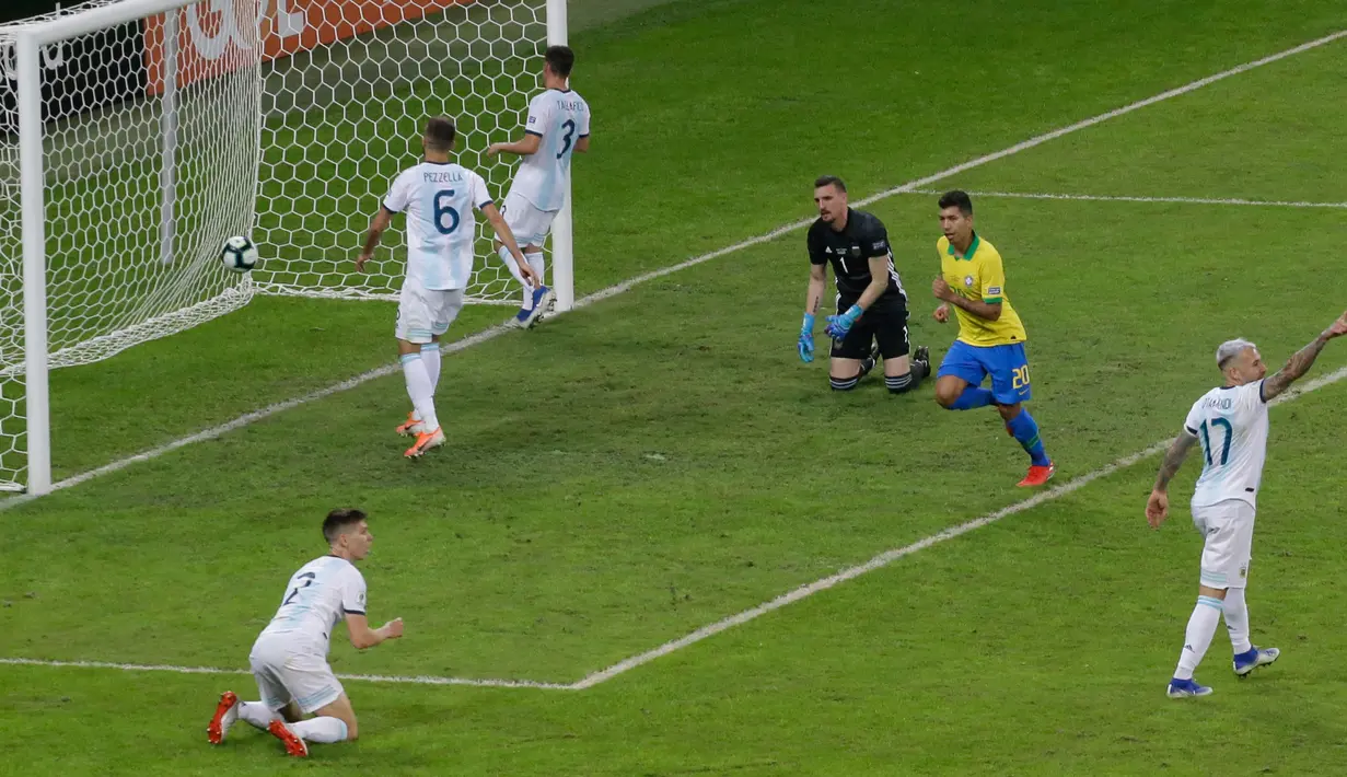 Pemain Brasil Roberto Firmino mencetak gol ke gawang Argentina saat semifinal Copa America 2019 di Stadion Mineirao, Belo Horizonte, Brasil, Selasa (2/7/2019). Brasil lolos ke final Copa America 2019 setelah menghajar Argentina 2-0. (AP Photo/Nelson Antoine)