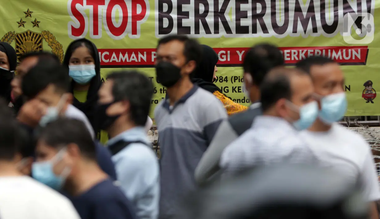 Pencari suaka asal Afghanistan melakukan aksi unjuk rasa di depan Kantor UNHCR, Jalan Kebon Sirih, Jakarta, Selasa (24/8/2021). Aksi ini akhirnya dibubarkan pihak kepolisian karena menimbulkan kerumunan dan kemacetan di sekitar lokasi. (Liputan6.com/Helmi Fithriansyah)