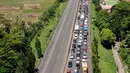 <p>Foto udara memperlihatkan kemacetan yang terjadi dalam Tol Tangerang-Merak, Banten, Jumat (29/4/2022). Kemacetan sepanjang 7 Kilometer mengular hingga ke dalam tol akibat lonjakan pemudik yang hendak menyeberang ke Pulau Sumatera melalui Pelabuhan Merak. (Liputan6.com/Angga Yuniar)</p>