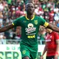 Makan Konate menjadi kapten Persebaya dan berhasil mencetak dua gol dalam kemenangan 4-2 atas Madura United dalam laga terakhir Grup A Piala Gubernur Jatim 2020 di Stadion Gelora Bangkalan, Jumat (14/2/2020). (Bola.com/Aditya Wany)