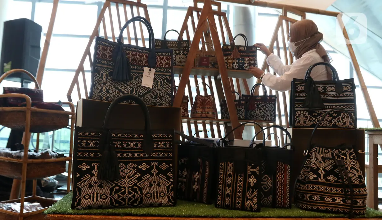 Pengunjung melihat produk lokal saat Festival UMKM di JIExpo Kemayoran, Jakarta, Sabtu (19/8/2023). (Liputan6.com/Angga Yuniar)