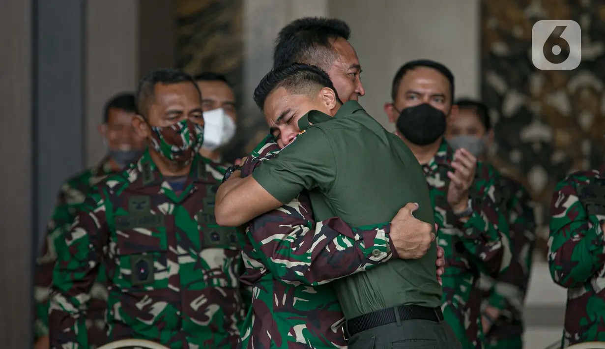KSAD Jenderal TNI Andika Perkasa (kiri) memeluk Aprilia Manganang saat namanya berubah menjadi Aprilio Perkasa Manganang di Mabes AD, Jakarta, Jumat (19/3/2021). PN Tondano resmi mengabulkan permohonan pengubahan nama Aprilia Manganang menjadi Aprilio Perkasa Manganang. (Liputan6.com/Faizal Fanani)