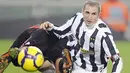 Duel antara bek Juventus Giorgio Chiellini (kanan) dengan gelandang AC Milan Gennaro Ivan Gattuso dalam lanjutan Serie A di Olimpic Stadium, Turin, 10 Januari 2010. AFP PHOTO / Damien Meyer