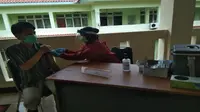 Penampakan simulasi vaksin covid-19 di Kota Cirebon. Foto (Liputan6.com / Panji Prayitno)