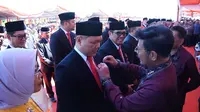 Penganugerahan Satyalancana Wira Karya oleh Presiden RI Joko Widodo kepada Bupati Paser, Fahmi Fadli disematkan langsung Menteri Pertanian Syahrul Yasin Limpo.