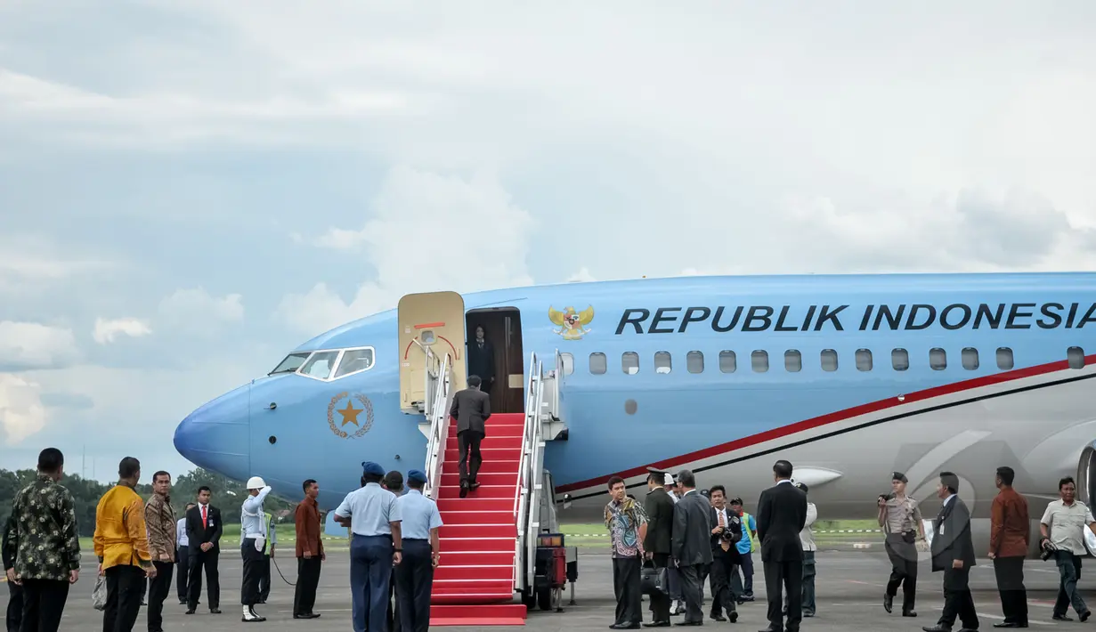 Presiden Joko Widodo saat menaiki pesawat kepresidenan di Bandara Halim Perdanakusuma, Jakarta, Minggu (26/4/2015). Jokowi akan melakukan kunjungan kerja ke Malaysia dalam rangka menghadiri KTT ASEAN ke-26. (Liputan6.com/Faizal Fanani)
