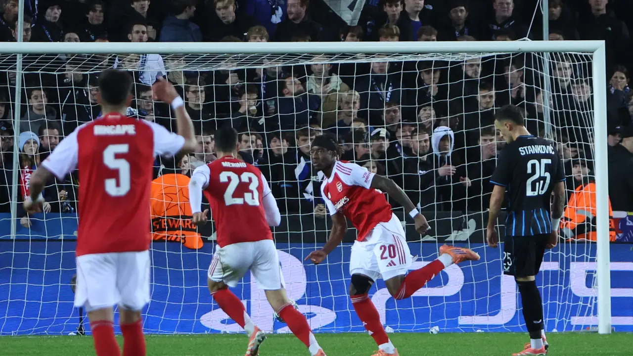 Selebrasi Noni Madueke usai mencetak gol pertama Arsenal ke gawang Club Brugge di matchday 6 league phase Liga Champions 2025/2026 di Jan Breydel Stadium, Kamis (11/12/2025) dini hari WIB. (AP Photo/Omar Havana)