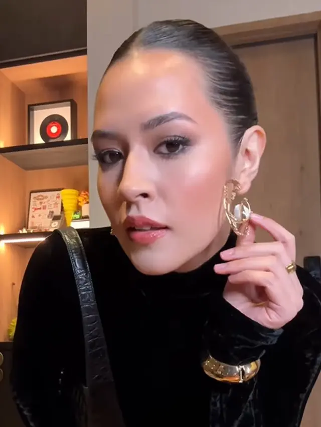 Raisa dengan Gaun Beludru
