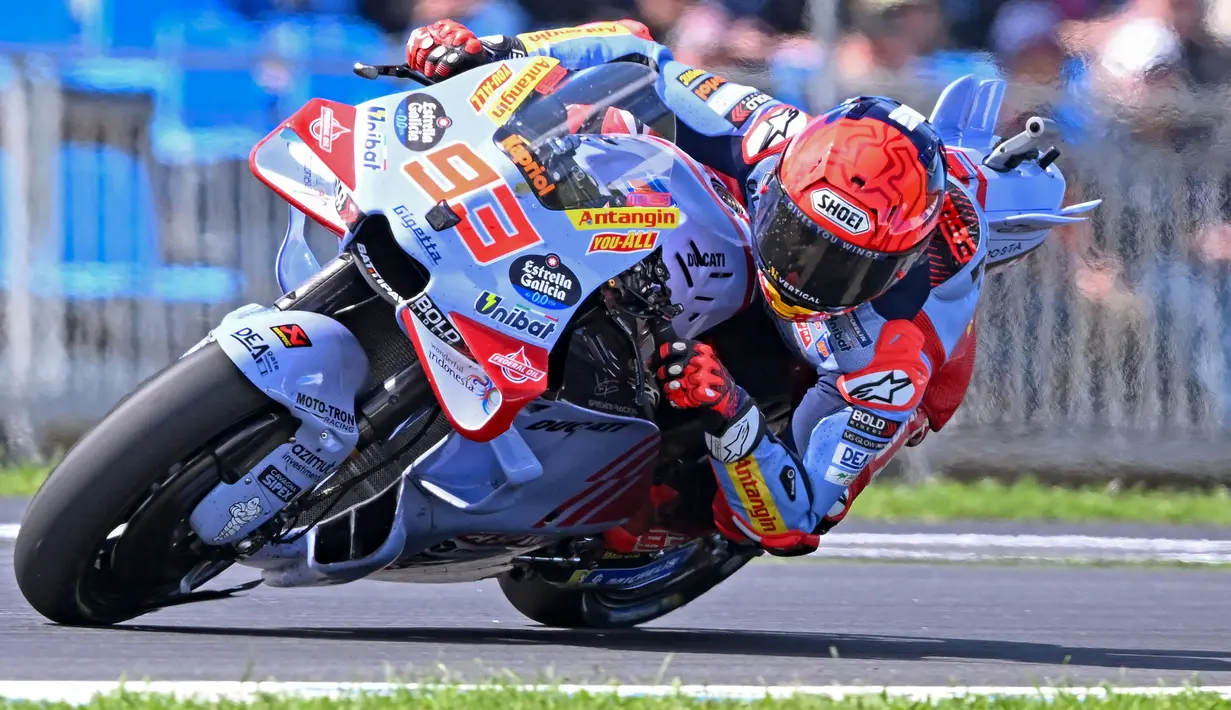 Pembalap Gresini Racing, Marc Marquez, mengendarai motornya pada balapan MotoGP Australia 2024 yang berlangsung di Sirkuit Phillip Island, Australia, Minggu (20/10/2024). (AFP/Paul Crock)