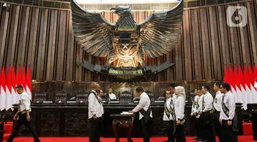 Sejumlah pemeran pimpinan Majelis Permusyawaratan Rakyat (MPR) mengikuti gladi bersih pelantikan Presiden dan Wakil Presiden terpilih 2024-2029 di Gedung Nusantara, Kompleks Parlemen, Senayan, Jakarta, Sabtu (19/10/2024). (Liputan6.com/Herman Zakharia)