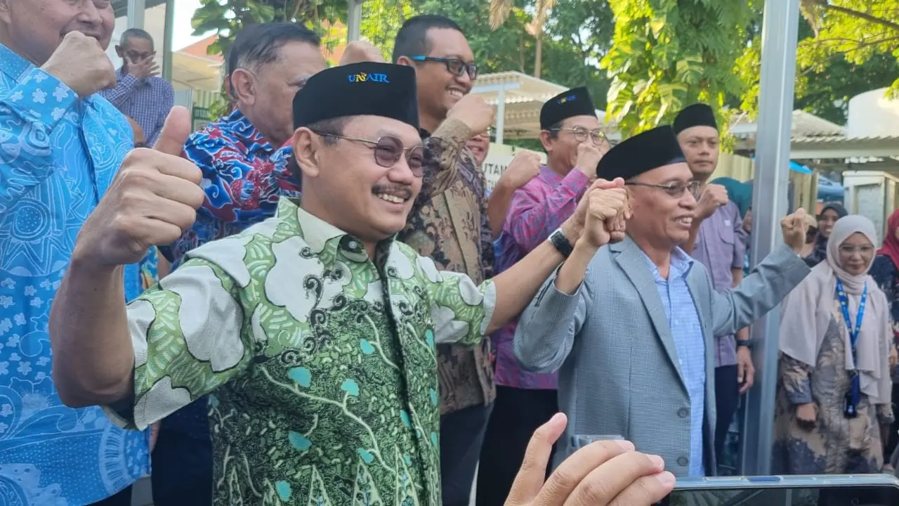Rektor Unair M Nasih bersama Budi Santoso saat memberikan keterangan terkait kasus pemecatan di Kampus Unair. (Dian Kurniawan/Liputan6.com)