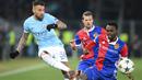 Pemain Manchester City, Nicolas Otamendi (kiri) menghalau bola dari kejran pemain Basel, Dimitri Oberlin (kanan) pada laga 16 besar Liga Champions di Saint Jakob-Park Stadium, Basel, (13/2/2018). Manchester City menang 4-0. (AFP/ Sebastien Bozon)