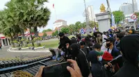 Aksi demo di depan Gedung Grahadi, Surabaya, Jawa Timur, Kamis (8/10/2020). (Foto: Liputan6.com/Dian Kurniawan)
