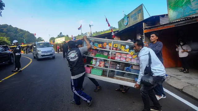 196 Lapak PKL di Kawasan Puncak Bogor Dibongkar