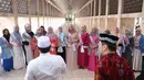 Para finalis bisa bertanya langsung dengan pengurus masjid yang mendampingi dalam kunjungan tersebut. Salah satu finalis asal Malaysia penasaran arti 12 pilar yang terdapat di ruangan utama Masjid. (Nurwahyunan/Bintang.com)