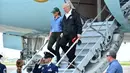Presiden AS Donald Trump dan Ibu Negara Melania Trump tiba di Lapangan Ellington di Houston (2/9). Melania tampil kasual dengan mengenakan kemeja jeans dan sepatu sneakers. (AFP Photo/Nicholas Kamm)