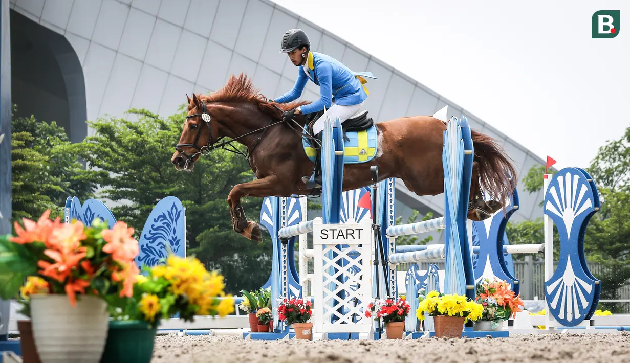 Atlet berkuda tim Kurnia Stable, Muhammad Akbar Kurniawan beraksi pada nomor Show Jumping 90 cm saat ajang Solidarity Equestrian Challange 2022 yang berlangsung di Jakarta International Equestrian Park, Jakarta Timur, Minggu (30/01/2022). (Bola.com/Bagaskara Lazuardi)