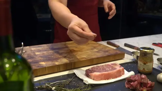 6 Potret Chef Arnold saat Ngajar Masak Buat Crazy Rich Surabayans