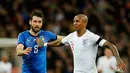 Pemain timnas Italia, Antonio Candreva berebut bola dengan pemain timnas Inggris, Ashley Young dalam laga persahabatan di Stadion Wembley, Rabu (28/3).  Sempat tertinggal, Italia menahan imbang Inggris 1-1. (AP Photo/Alastair Grant)