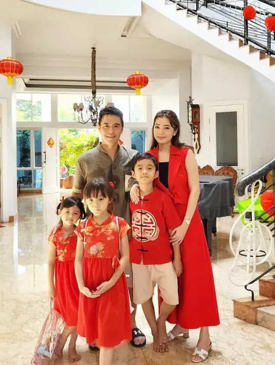 Maya Septha juga merayakan Imlek bersama keluarga. Ia mengenakan setelan baju warna merah, sementara anak-anaknya mengenakan baju cheongsam. [@mayaseptha7]