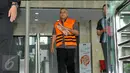 Anggota DPRD Sumut, Guntur Manurung usai menjalani pemeriksaan di gedung KPK, Jakarta, (11/8). Ia menjadi tersangka kasus dugaan tindak pidana korupsi penerimaan hadiah. atau janji dari Gubernur Gatot Pujo Nugroho. (Liputan6.com/Helmi Afandi)