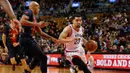 Guard Toronto Raptors, Fred Van Vleet, berusaha melewati guard San Lorenzo, Guillermo Diaz, pada laga pramusim NBA di Rogers Center, Toronto, Sabtu (15/10/2016). Raptors menang 122-105 atas San Lorenzo. (USA Today Sports/Kevin Sousa)