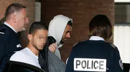 Striker Real Madrid, Karim Benzema meninggalkan gedung pengadilan di Versailles, dekat Paris , Kamis (5/11). Benzema dituduh melakukan pemerasan terkait video seks rekan setimnya di timnas Prancis, Mathieu Valbuena. (AFP/Matthieu Alexandre)