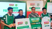 ihak Persebaya dan Indomie telah menandatangani kontrak kerja sama di Kantor Persebaya, Sutos, Surabaya, Rabu (31/7/2024) siang. (Bola.com/Aditya Wany)