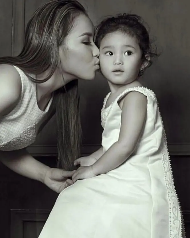 Ayu Ting Ting berfoto bersama sang putri, Bilqis. (Instagram/ayutingting92)