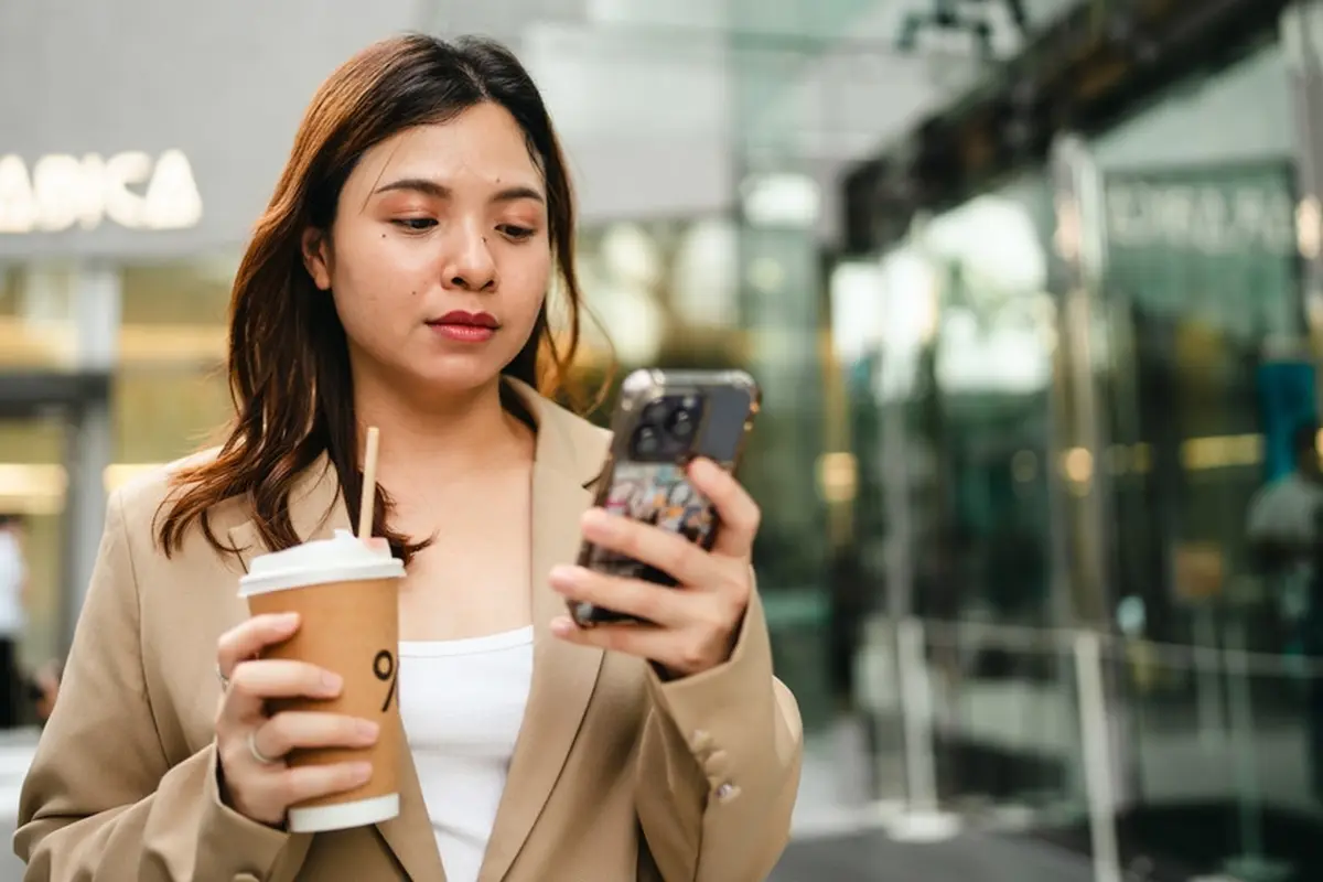 perempuan karir handphone serius
