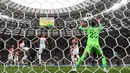 Pemain depan Kroasia Mario Mandzukic menyundul bola dan mencetak gol bunuh diri ke gawang setelah tendangan bebas pemain Prancis Antoine Griezmann pada pertandingan final Piala Dunia 2018 di Stadion Luzhniki Moskow, (15/7). (AFP PHOTO / Frank Fife)