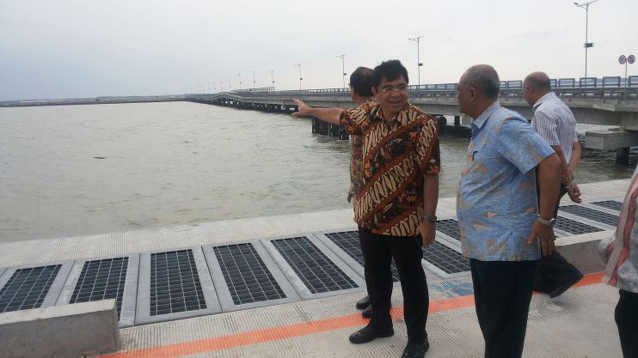 Kepala BKPM Franky Sibarani meninjau kawasan industri JIIPE di Gresik, Jawa Timur, Selasa (10/11/2015). (Foto: Ilyas Istianur/Liputan6.com)