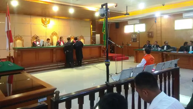 Sekda nonaktif Jawa Barat Iwa Karniwa menjalani sidang perdana kasus suap sebesar Rp 900 juta untuk memuluskan izin proyek Meikarta di Pengadilan Tipikor, Bandung, 13 Januari 2020