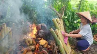 Warga Kecamatan Pauh malamang atau membuat lemang menyambut Hari Raya Idul Fitri. (Liputan6.com/ Novia Harlina)