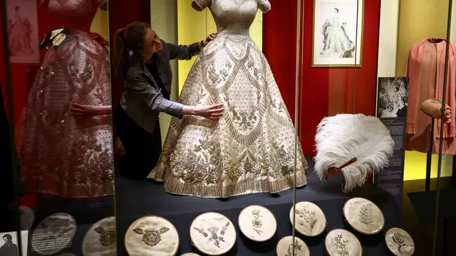 Pameran Koleksi Pakaian Ratu Elizabeth II Diperpanjang hingga April 2027, Bakal Cetak Rekor