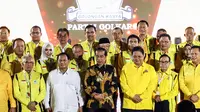 Presiden Joko Widodo atau Jokowi (tengah) didampingi Ketua Umum Partai Golkar Airlangga Hartarto (tengah kanan) dan Ketua Umum Partai Gerindra Prabowo Subianto (tengah kiri) saat menghadiri peringatan HUT ke-59 Partai Golkar di Jakarta, Senin (6/11/2023). Selain dihadiri Jokowi dan Prabowo, HUT Partai Golkar tersebut juga dihadiri petinggi partai politik dari Koalisi Indonesia Maju (KIM). (Liputan6.com/Angga Yuniar)