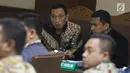 Terdakwa kasus suap dana hibah dari Kemenpora kepada KONI, Ending Fuad Hamidy (tengah) saat mengikuti sidang lanjutan di Pengadilan Tipikor Jakarta, Kamis (25/4). Sidang mendengar keterangan saksi-saksi, termasuk Asisten Pribadi Menpora Imam Nahrawi, Miftahul Ulum. (Liputan6.com/Helmi Fithriansyah)