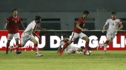 Bek Indonesia, Fachrudin Arianto, menggiring boila saat pertandingan melawan Suriah U-23 pada laga persahabatan di Stadion Wibawa Mukti, Cikarang, Sabtu (18/11/2017). Indonesia kalah 0-1 dari Suriah U-23. (Bola.com/ M Iqbal Ichsan)