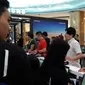 Para pembeli Samsung Galaxy Note 8 di Lotte Shopping Avenue, Jakarta, Jumat (29/9/2017). (Liputan6.com/Agustinus M Damar)