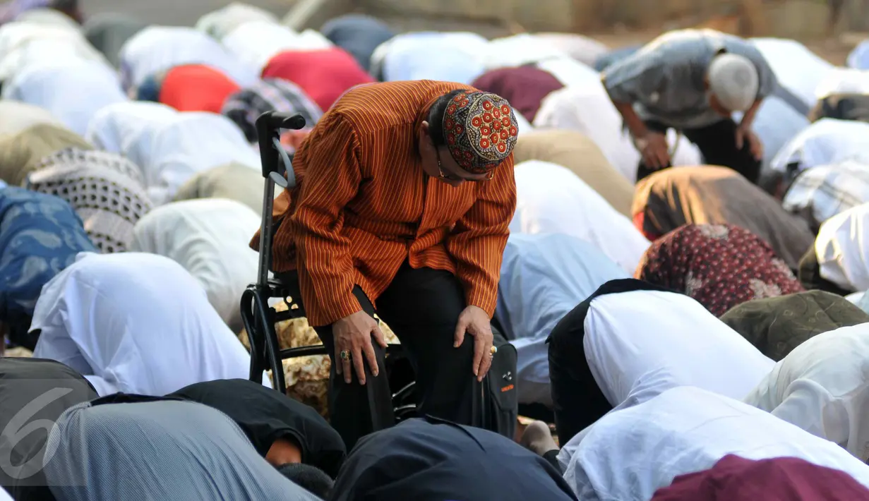 Ribuan warga Muhamadiyah melaksanakan Salat Idul Adha 1436 H di halaman Kampus UHAMKA, Jakarta, Rabu (23/9/2015). Muhammadiyah meminta pemerintah menetapkan libur dua hari karena adanya perbedaan waktu pelaksanaan. (Liputan6.com/Gempur M Surya)