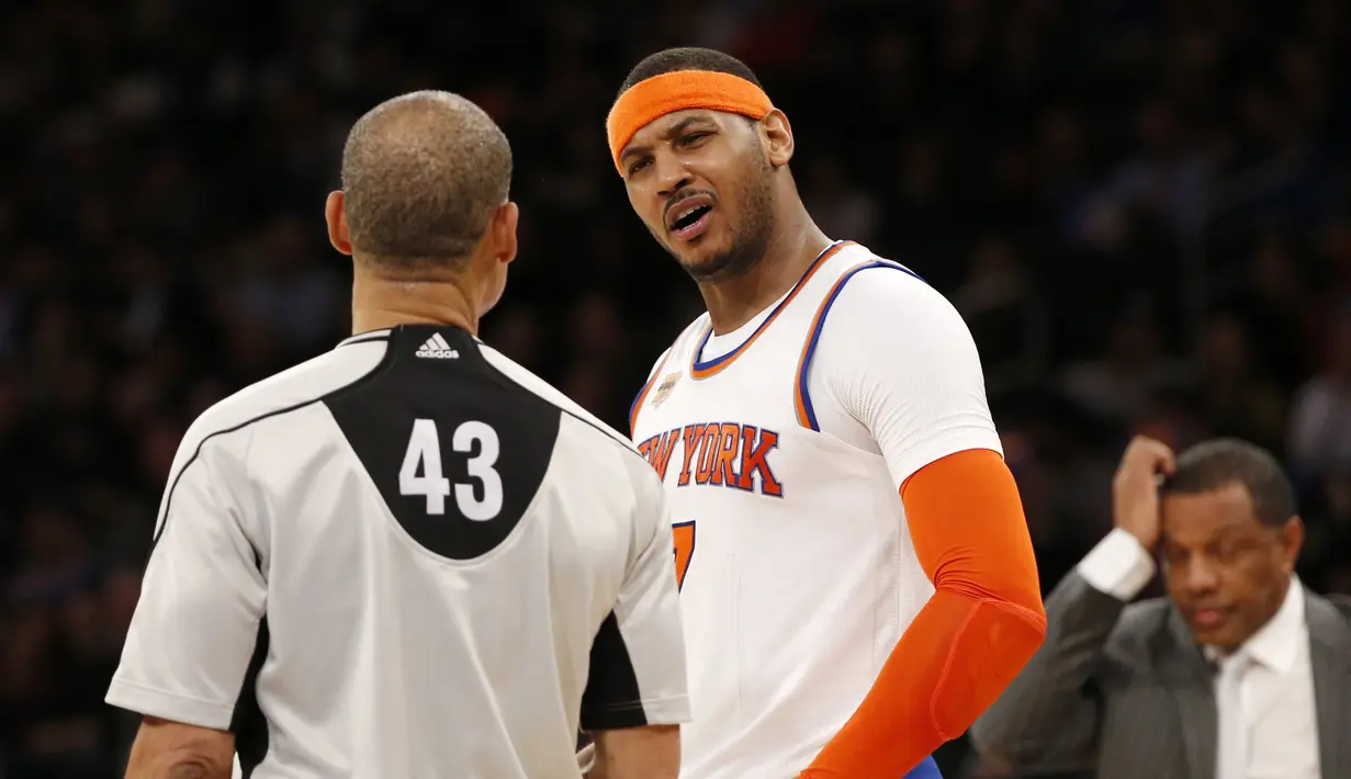 Ekspresi pemain New York Knicks, Carmelo Anthony (kanan) melakukan protes kepada wasit, Dan Crawford saat melawan New Orleans Pelicans pada laga NBA basketball game di Madison Square Garden, New York (9/1/2017). Pelicans menang 110-96.  (AP/Kathy Willens)