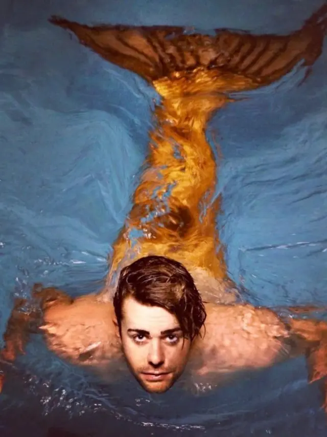 [Bintang] Terobsesi Jadi Putra Duyung, Pria Ini Habiskan Uang Puluhan Juta Rupiah untuk Beli Ekor