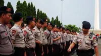 Apel siaga personel polisi di Silang Monas, Jakarta, Rabu ( 27/1). Apel tersebut untuk mengantisipasi aksi demo sambut seratus hari kepemimpinan Presiden SBY yang akan digelar besok.(Antara)