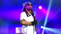 Tiba-tiba, Lil Wayne mengalami kejang-kejang, membuat aksinya di depan penonton terpaksa ditunda (Billboard/Prince Williams)