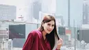 Syahnaz pun tampil mengenakan one set maroon dari brand Nagita. One set terdiri dari atasan blazer panjang dan celana panjangnya. @syahnazs.