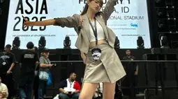 Sementara itu, Adiezty tampil kasual dengan setelan blazer dan rok warna khaki serta sepatu thigh-high boots senada. Tanpa membawa buah hati, wanita 34 tahun ini tampak menikmati suasana konser dengan penuh antusiasme bareng sang suami. (Liputan6.com/IG/@adieztyfersa)