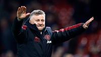 Selebrasi manajer sementara Manchester United (MU) Ole Gunnar Solskjaer saat timnya mengalahkan Huddersfield dalam Premier League di Old Trafford, Manchester, Inggris, Rabu (26/12). MU menekuk Huddersfield 3-1. (Martin Rickett/PA via AP)