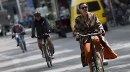Sejumlah pengendara sepeda terlihat di sebuah jalan di Wina, Austria, (13/5/2020).  Jumlah keseluruhan pengendara sepeda meningkat 20 persen pada April 2020 dibandingkan dengan periode yang sama pada 2019. (Xinhua/Guo Chen)